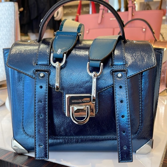 MICHAEL KORS
Manhattan Medium TH SCHOOL Crackled Metallic Leather SATCHEL
TEAL - Picture 10 of 16